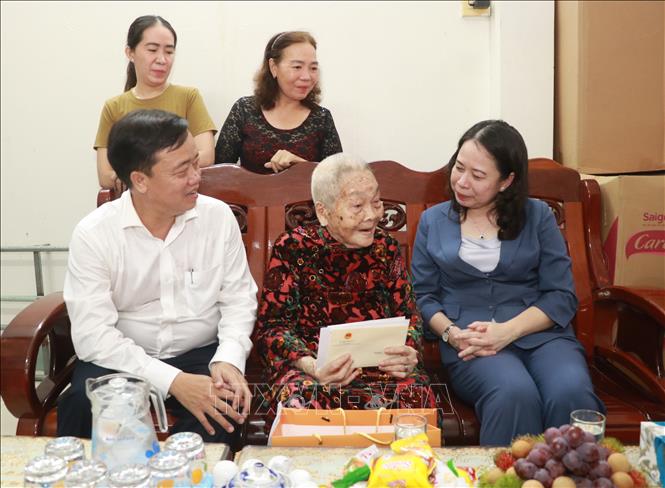 Phó Chủ tịch nước Võ Thị Ánh Xuân thăm Mẹ Việt Nam Anh hùng Lê Thị Chi. Ảnh: Huỳnh Anh - TTXVN
